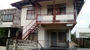Te koop aangeboden perceel met 2 woningen en een houtenhuisje aan de J.A Pengelstraat in het centrum van Paramarivo, voorheen wanicastraat
